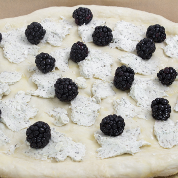 blackberry and goat cheese on pizza