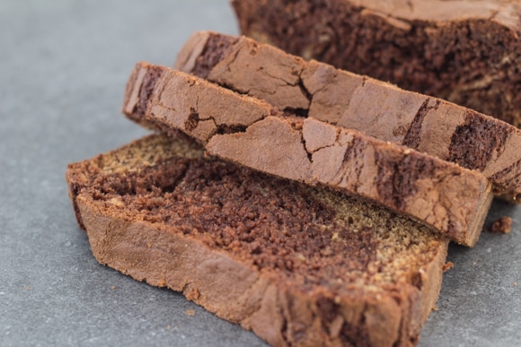 Featured image for “Pain à la banane avec tourbillon de chocolat et de noisettes”